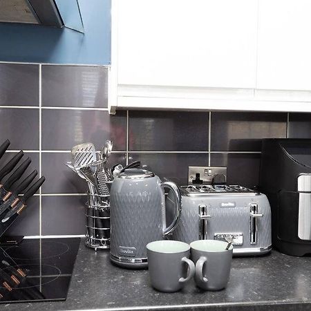 Lavish 2Bed Apartment In The Heart Of בירקנהד מראה חיצוני תמונה